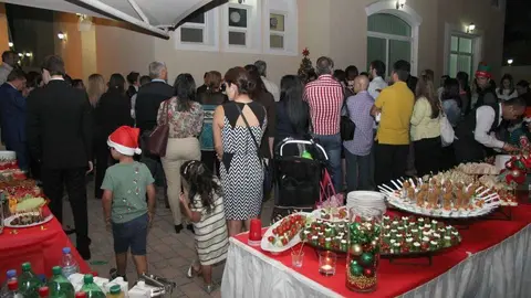 Perspectiva de los asistentes durante la celebración de la Novena de Navidad de Colombia en Abu Dhabi. (EL CORREO DEL GOLFO)