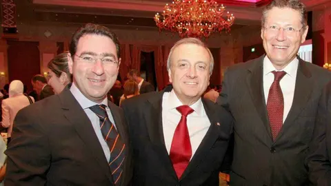 Los embajadores de Colombia -izquierda- y Argentina -derecha- junto al de Uruguay -en el centro-. (EL CORREO DEL GOLFO)