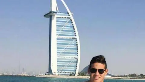 James Rodríguez en la playa de Jumeirah con el Burj Al Arab al fondo.