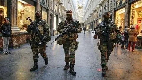 Agentes de la Policía belga patrullan Bruselas en noviembre de 2015.