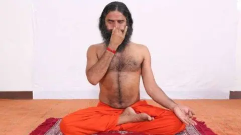 Baba Ramdev es muy conocido por sus apariciones televisivas. (Patanjali Yogpeeth)