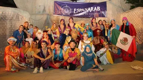 Foto de familia de los Reyes junto a sus pajes, colaboradores y organizadores durante el desfile de 2015. (EL CORREO DEL GOLFO)