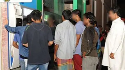 Las personas deben respetar la distancia de seguridad en los cajeros.