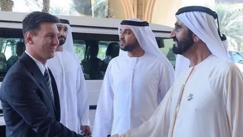 El gobernador de Dubai saluda a Lionel Messi. (@dubaisc)