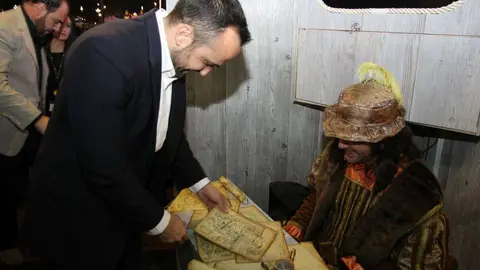 Colón muestra los mapas de navegación al cónsul de España en Emiratos en la 'Heritage Zone' de Spain At Global Village. (EL CORREO DEL GOLFO)