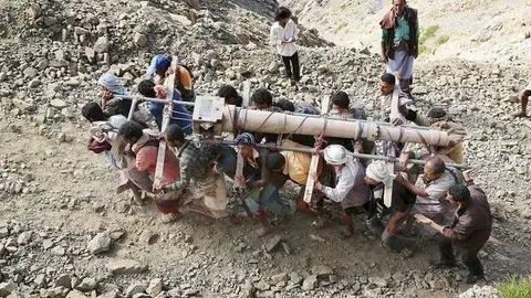 Combatientes progubernamentales en Yemen trasladan un cañón.