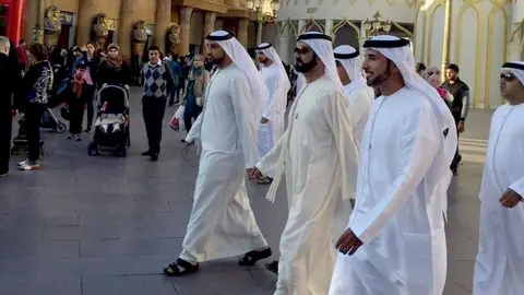 El jeque Mohammed bin Rashid Al Maktoum, durante su visita este lunes a Global Village. (‏@DXBMediaOffice)