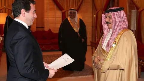 Faihan Al-Fayez entrega sus credenciales como embajador ante el Rey de Bahréin