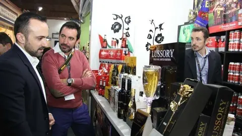 Productos catalanes en el pabell&oacute;n de Espa&ntilde;a del Global Village (EL CORREO).
