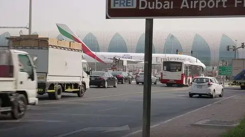 Carretera de acceso al Aeropuerto DXB en Dubai.