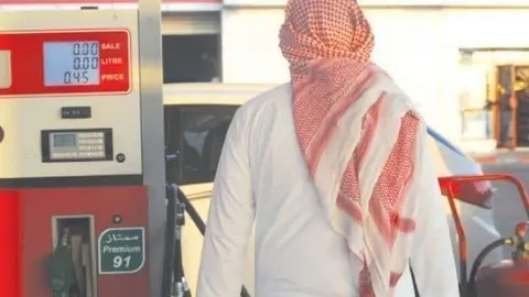 Un saudí en una gasolinera de Yeda.