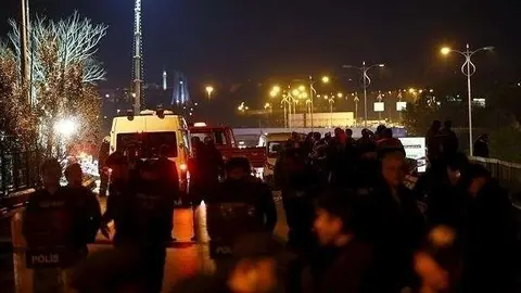 Policías antidisturbios acordonan el metro de Estambul.