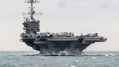 El portaaviones USS Harry S Truman transita el estrecho de Ormuz, el 26 de diciembre. 