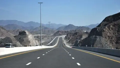 Una imagen de la carretera que une Dubai con Al Ain.
