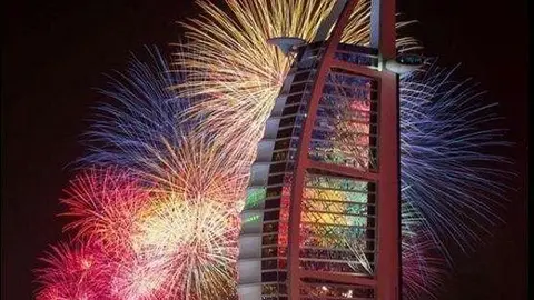 Fuegos artificiales en el Burj Al Arab de Dubai. (Dubai Media Office)