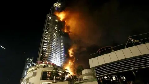 Violentas llamaradas afectan al hotel The Adress de Dubai Mall. (Reuters)