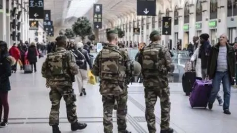 Soldados franceses patrullan la estación Saint Lazare de París.