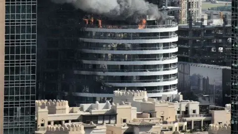 Las llamas perduraban en la mañana del viernes en algunas terrazas del hotel The Address Downtown en Dubai. (@rascottdotcom)