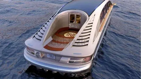 Una imagen del yate limusina ahora a la venta.