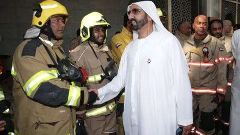 El jeque Mohammed bin Rashid Al Maktoum felicita miembros de los servicios de emergencia. (@DXBMediaOffice)