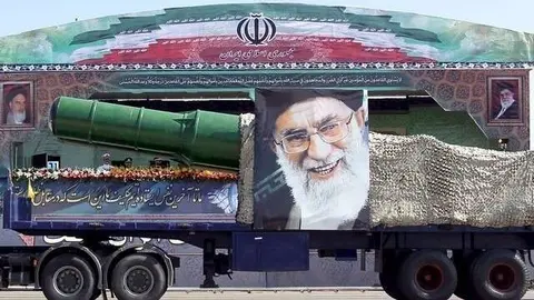 Un camión transporta un misil en Irán en septiembre de 2015.