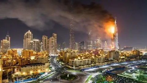 Perspectiva del centro de Dubai con el hote The Address incendiado a la derecha. (Twitter)