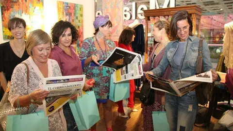 Españolas residentes en Dubai leen el último periódico impreso de EL CORREO DEL GOLFO. (EL CORREO DEL GOLFO)