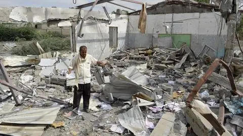 Un yemení intenta recuperar sus pertenencias de su casa destruída.