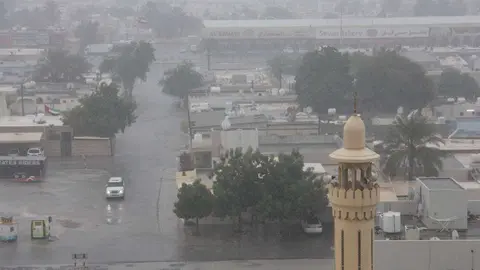Tormentas y fuertes lluvias en la mañana del domingo sobre Ras Al Khaimah. (EL CORREO DEL GOLFO)