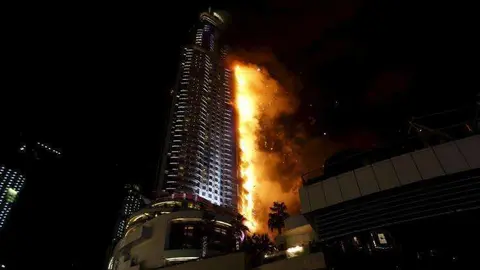 Una imagen del incendio en el hotel The Address de Dubai.