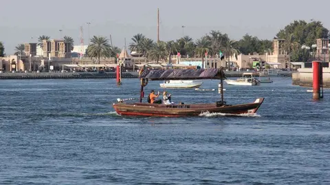 Paseando en 'dhow' por el Creek de Dubai a la altura de Al Bastakiya. (EL CORREO DEL GOLFO)