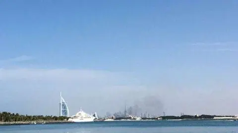 Una imagen de Twitter donde se observa la columna de humo en la zona.