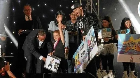 Lola Martínez Pérez recibe la banda como ganadora de Kidzania Superstarz 2015. (EL CORREO DEL GOLFO)