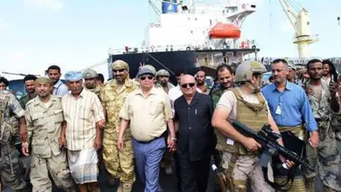 El presidente yemení Abed Rabbo Mansour Hadi, en el centro, en el puerto de Adén, Yemen, el 4 de enero de 2016. (AP)