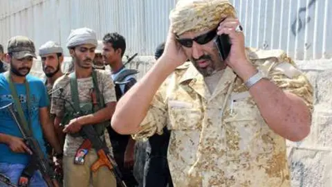 Una imagen del gobernador de Adén hablando por teléfono.