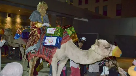 El Rey Gaspar llega en camello a Abu Dhabi.