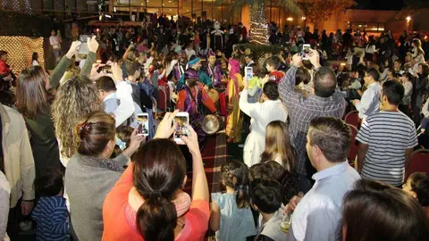 Los dispositivos móviles se multiplican para recoger las imágenes de la llegada de los Reyes de Dubai a Wafi. (EL CORREO DEL GOLFO)