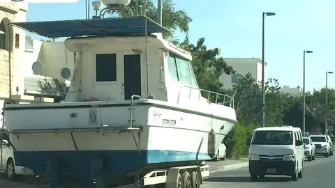 Una imagen de un barco en la entrada de una vivienda en Emiratos.