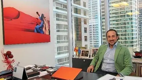 Miguel Silva, en su despacho de Jumeirah Lakes Towers en Dubai. (Celia Unquiles)