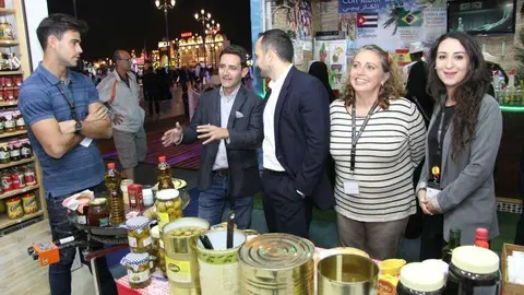El cónsul de España, Santiago Jiménez, junto a Raúl Simón, Elisa Labori y Alma Martín en la tienda de La Vera Gourmet del Pabellón de España en Global Village. (EL CORREO DEL GOLFO)