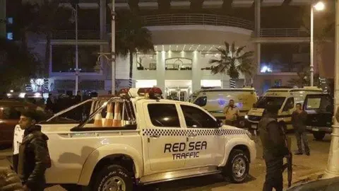 Policías egipcios vigilan el hotel donde ocurrieron los hechos.
