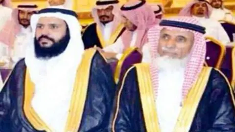El saud&iacute; Awad bin Owaimir Al Dhuwaibi, primero por la derecha.