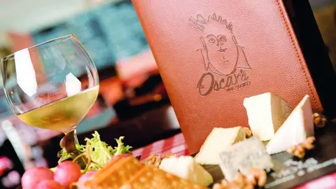 El restaurante francés Oscar's Vine Society del hote Crowne Plaza de Dubai.