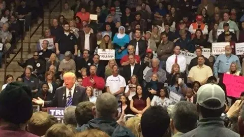 La mujer musulmana durante el mitin de Trump.