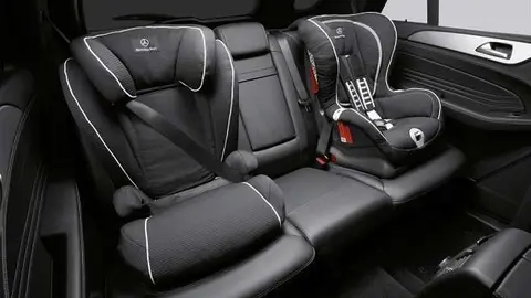 Los niños deben utilizar silla homologada cuando viajan en automóvil.