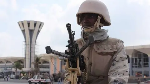 Un soldado vigila en el Aeropuerto Internacional de Adén.