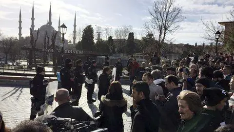 Policías turcos acordonan la zona del suceso.