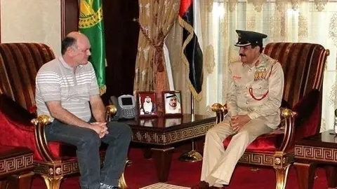 Richard Mark Barber -izquierda- junto al jefe de la Policía de Dubai (The National). 