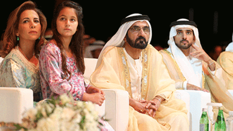 La princesa Haya junto a su hija, el gobernador de Dubai y el jeque Hamdan.