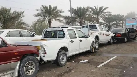 Coches apilados en la carretera Abu Dhabi-Al Ain